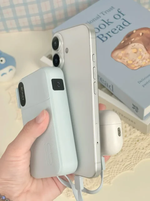 RORRYのACプラグ付きコンパクトモバイルバッテリーCB02-C/CB02-Lightning/CB06でスマホとAirPodsを充電中