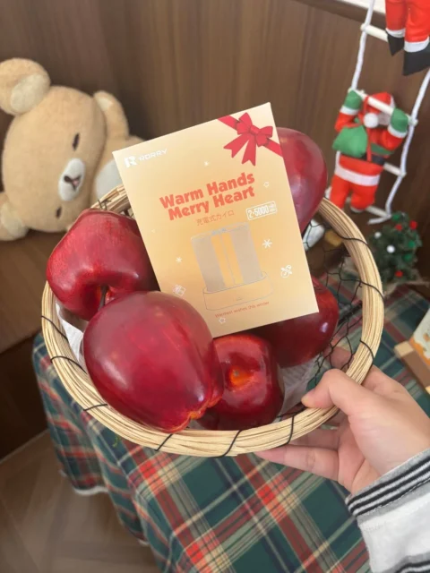 RORRYの充電式カイロN1のギフトボックスとリンゴ