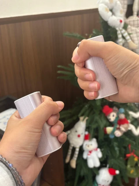 RORRYの充電式カイロN1を両手に持ち温まっている様子
