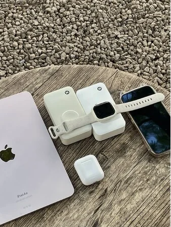 RORRYの巻き取り式ケーブル内蔵モバイルバッテリーで各種デバイスを充電している様子