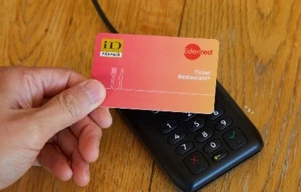 チケットレストランのICカードと決済端末
