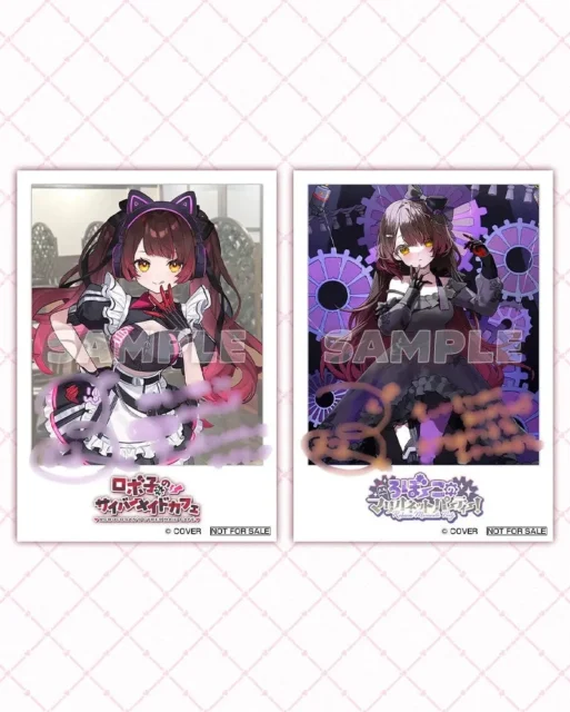 グッズ購入特典のチェキ風ブロマイド。ロボ子さんの複製サインとメッセージ入り。