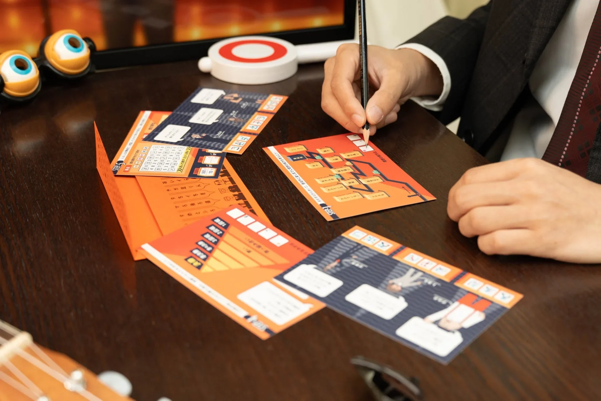 謎解きゲーム「笑撃!無限漫才グランプリからの脱出」のプレイ風景