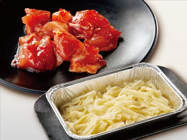 旨辛い鶏もも肉ととろけるチーズが特徴の春川旨辛チーズタッカルビ