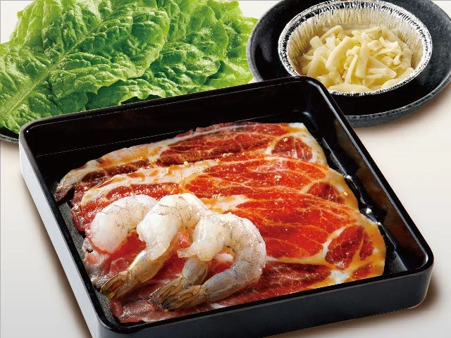 焼いた四元豚と海老、チーズ、サンチュがセットになった東大門海老サムギョプサル