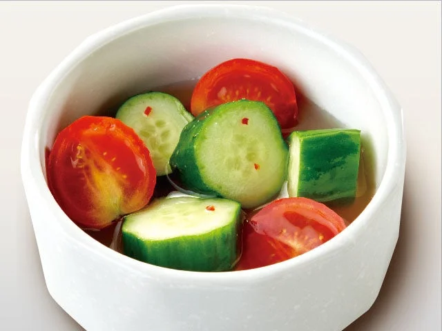 トマトやキュウリが入ったさっぱりとした味わいの春川水キムチ