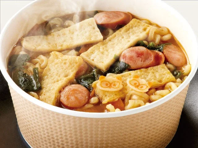 ウインナーや韓国おでんがトッピングされた農心ジャパン監修のノグリラーメンマイルド