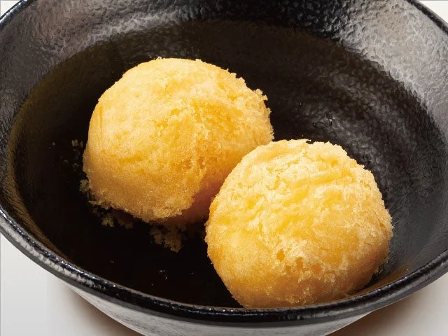 黒い器に入ったサクもち食感の明洞チーズボール2個