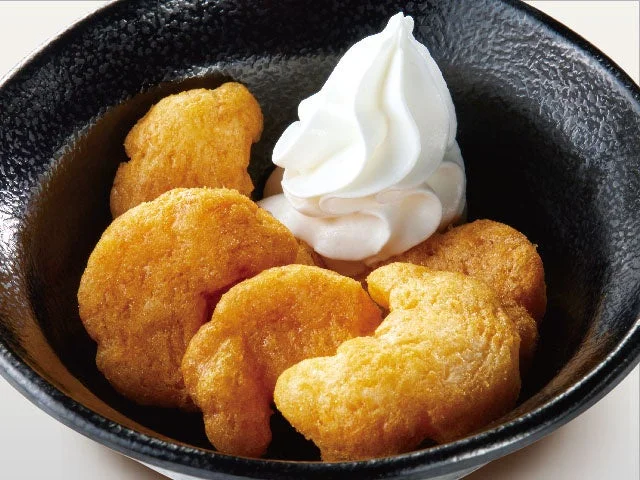 ホイップクリームが添えられた韓国で人気のスナック菓子「聖水パン部長」