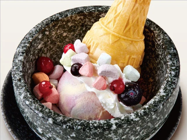 カラフルな乾燥マシュマロとパステルカラーのアイスが盛られた聖水ストーンアイス