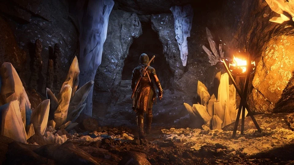 結晶の洞窟を進む奈緒江（または弥助）