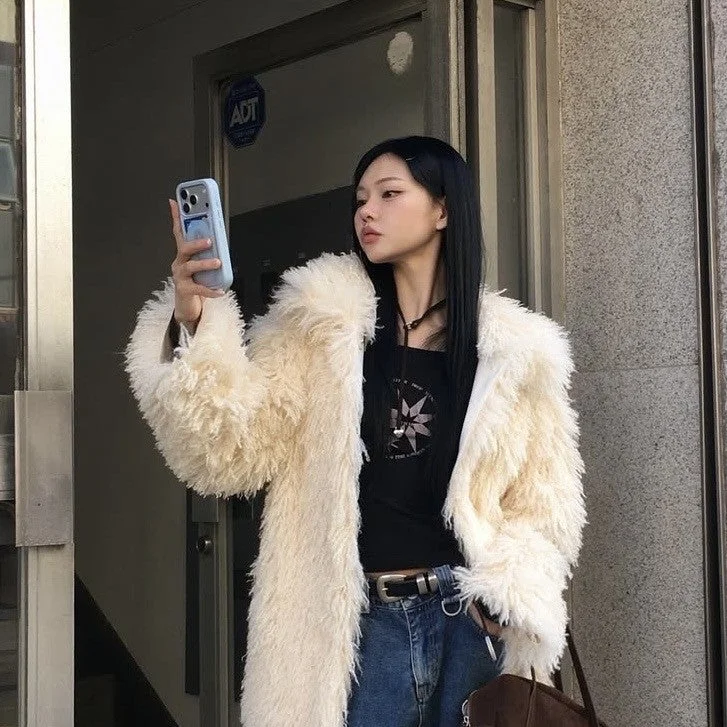 Ninja Labsケースを持つ女性