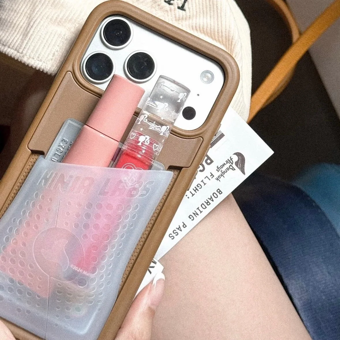 Ninja Labsケースに搭乗券と小物