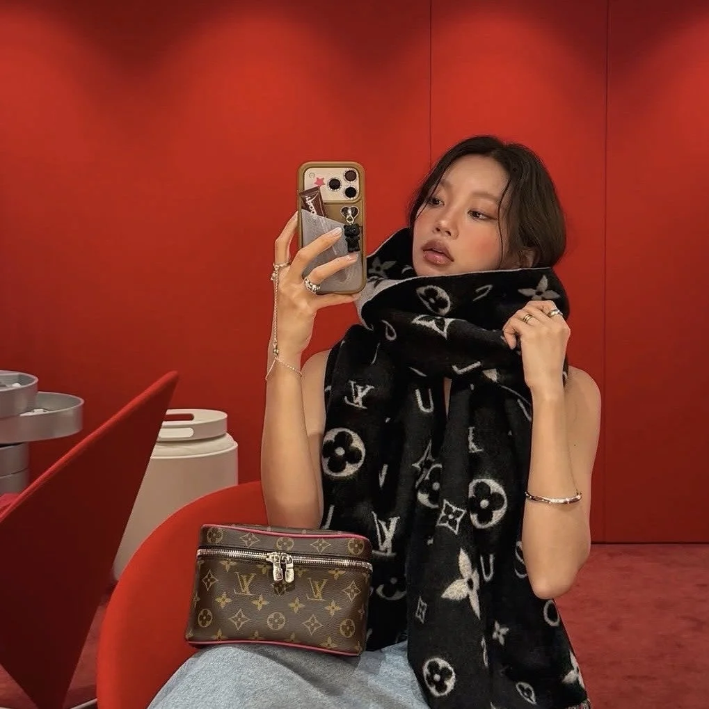 Ninja Labsケースで自撮りする女性