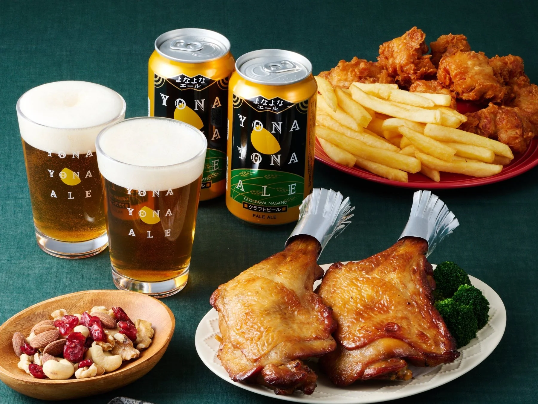 ほっかローストチキンとよなよなエール、サイドメニューが並ぶ食卓の風景