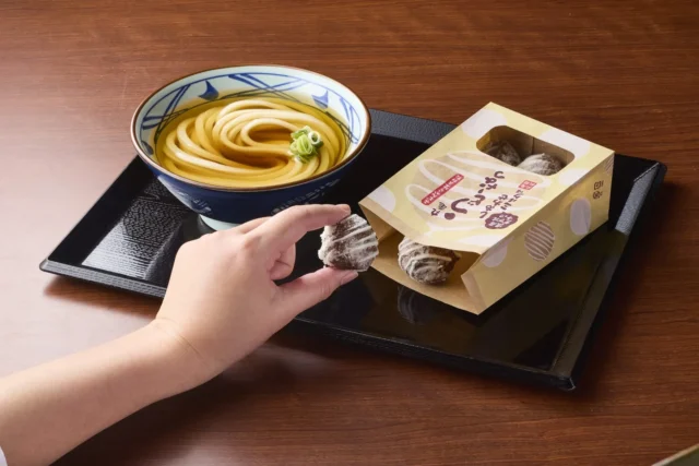 うどんと一緒に並べられた丸亀うどーなつ しあわせミルク味