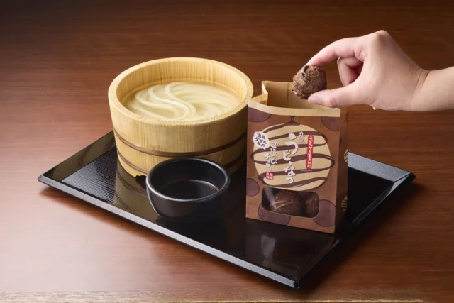 釜揚げうどんと一緒に並べられた丸亀うどーなつ ごほうびチョコ味