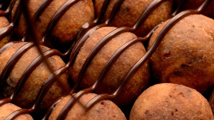 丸亀うどーなつに濃厚なチョコレートソースをかける様子