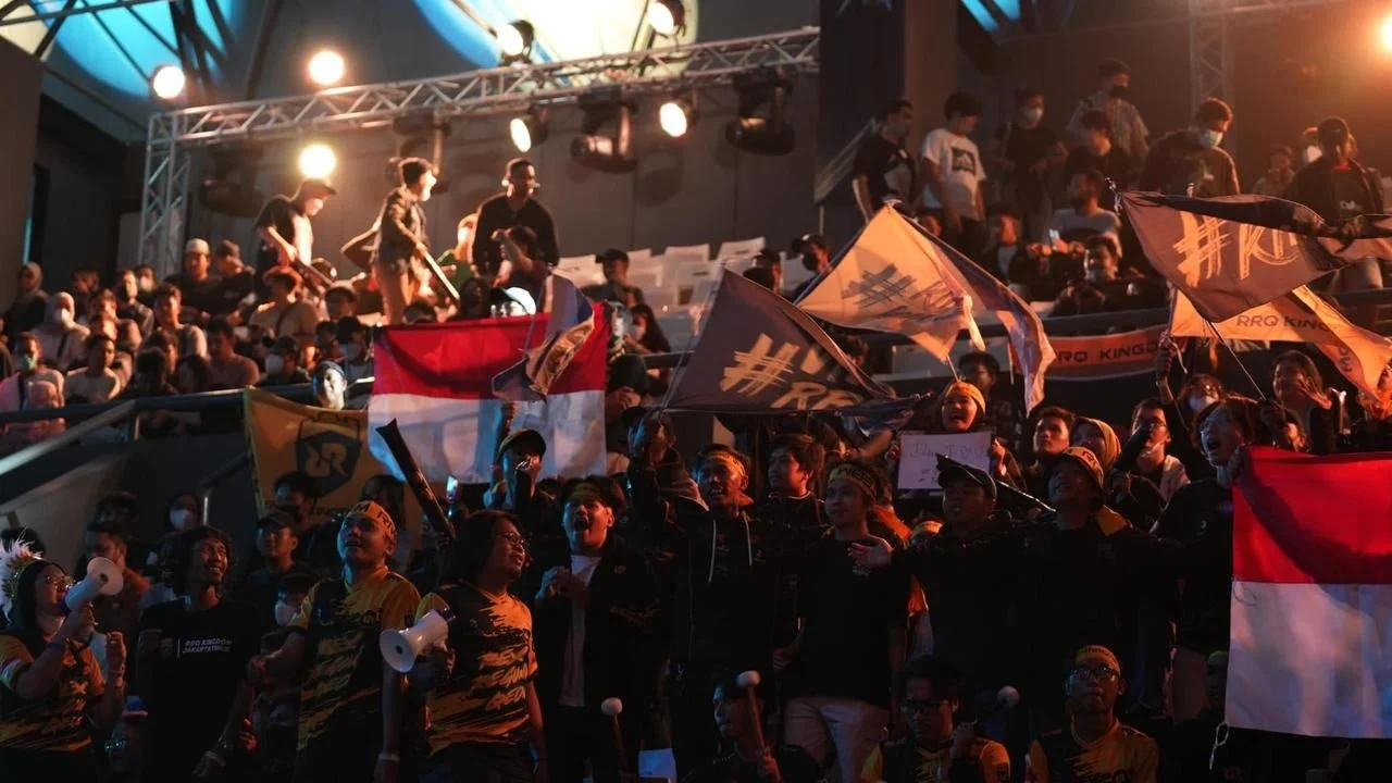 インドネシア国旗とチームフラッグを掲げて応援するM4世界選手権の観客たち