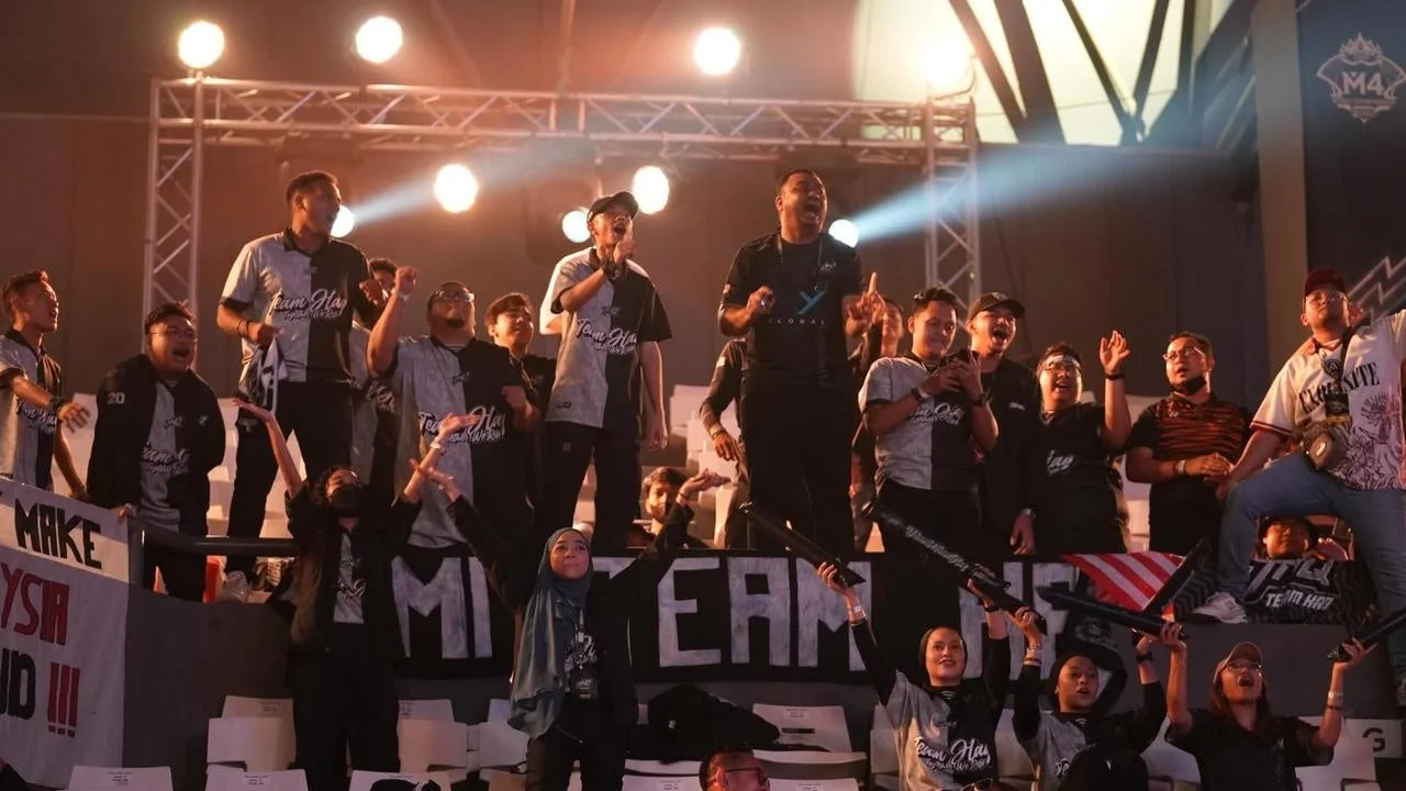 M4世界選手権の会場で熱狂的に声援を送るeスポーツファン