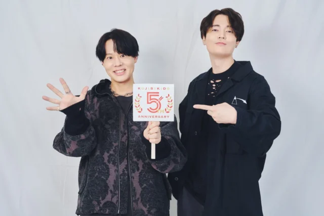 人気声優の神尾晋一郎さんと駒田航がくじ引き堂5周年ボードを持つ写真