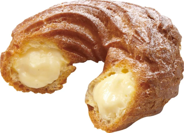 パリブレストの断面とカスタードクリーム