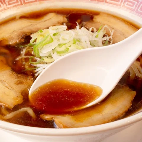 幸楽苑の郡山ブラックの漆黒スープをレンゲで掬った様子