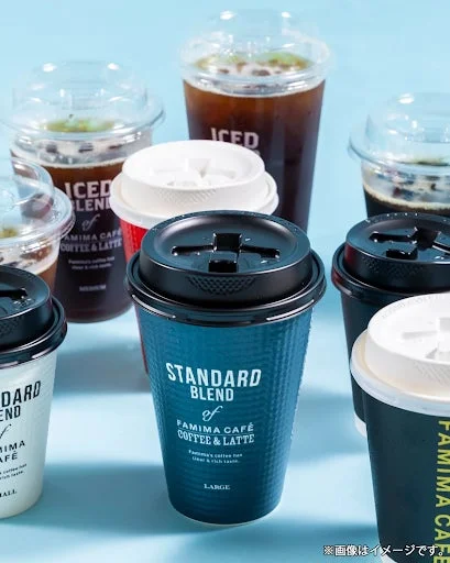 FAMIMA CAFÉのブレンドコーヒーとカフェラテのカップ