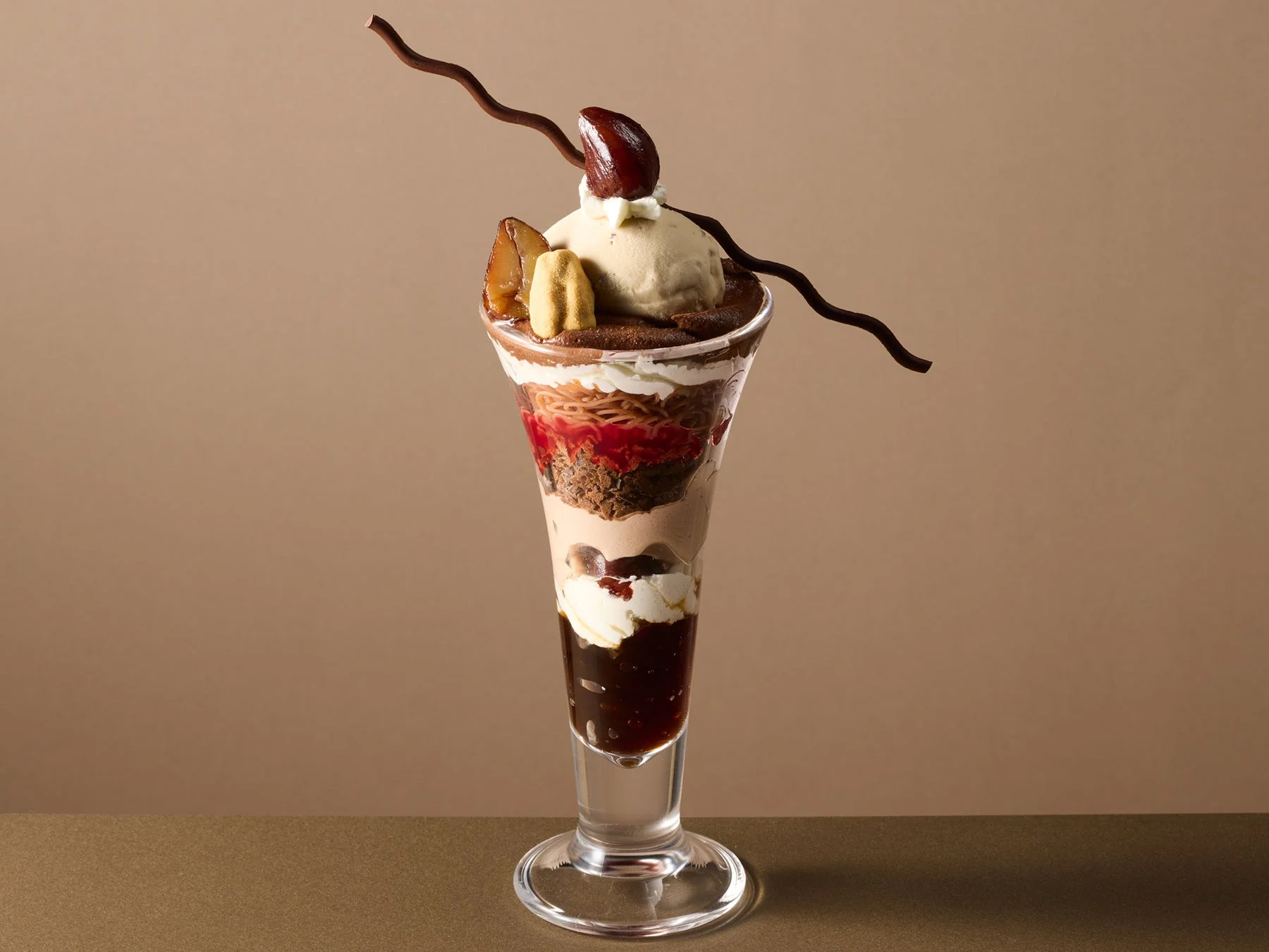 ココスのマロンとショコラのパフェ。栗とチョコが層になった豪華なデザート