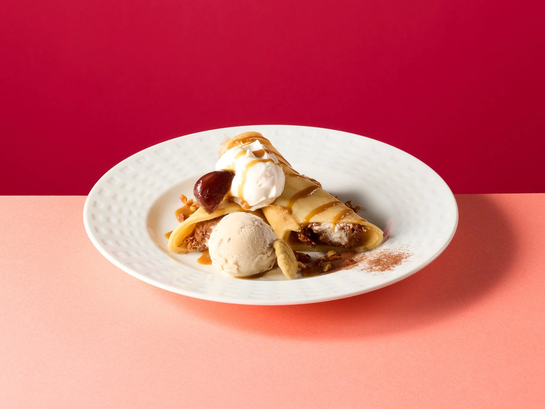 ココスのマロンと塩キャラメルのロールクレープ。アイスと栗が添えられている