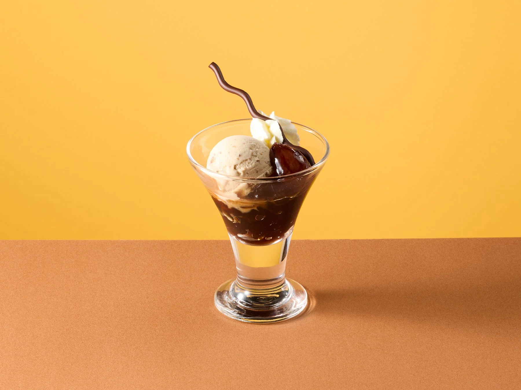 ココスのマロンと紅茶ゼリーのグラスデザート。渋皮栗アイスと栗の渋皮煮がトッピング