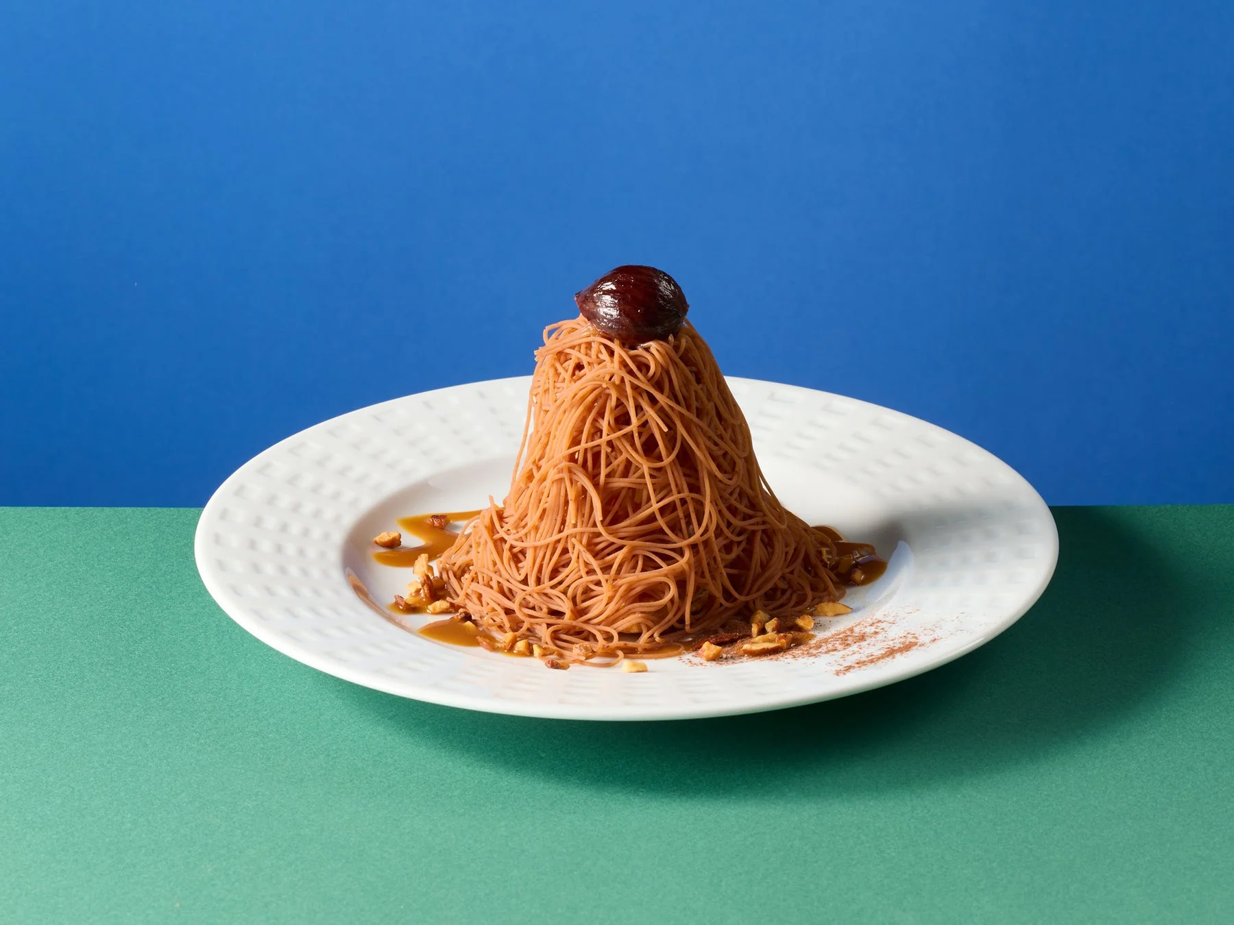 ココスのイタリア栗のしぼりたてモンブラン。皿に盛られた濃厚な栗のペースト