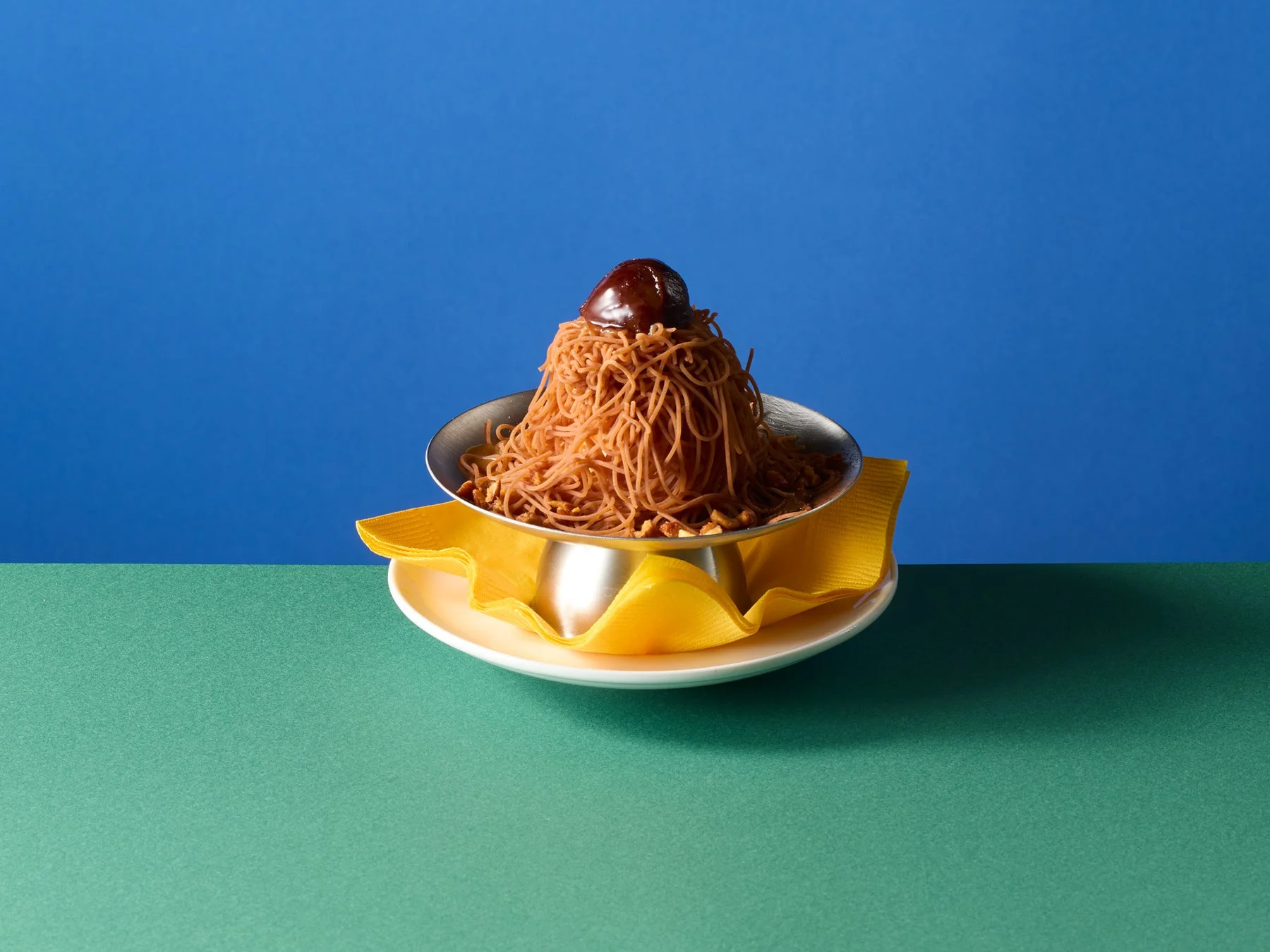 ココスのミニ！イタリア栗のしぼりたてモンブラン。小皿に盛られたモンブラン