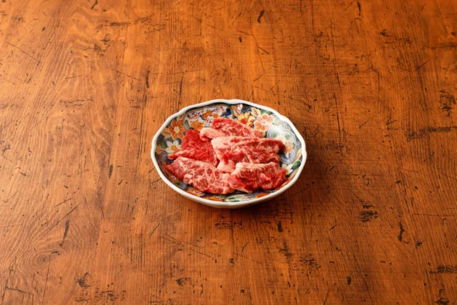 ワタミカルビ（中）の生肉が盛られた皿