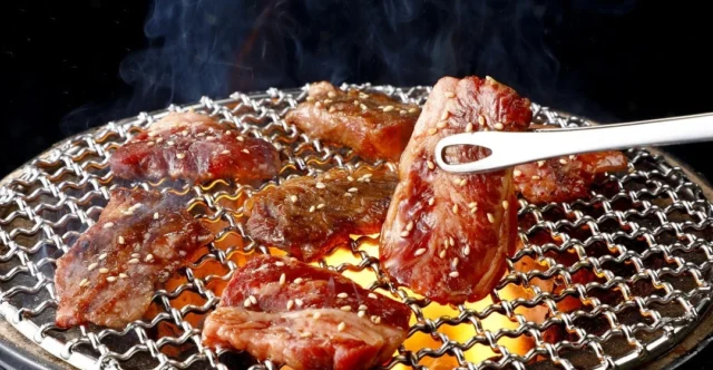 焼肉の網で焼かれる希少部位ワタミカルビ