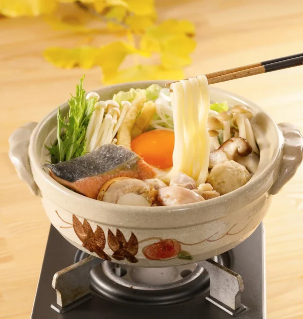 和食さとの帆立と鮭の鍋焼きうどん