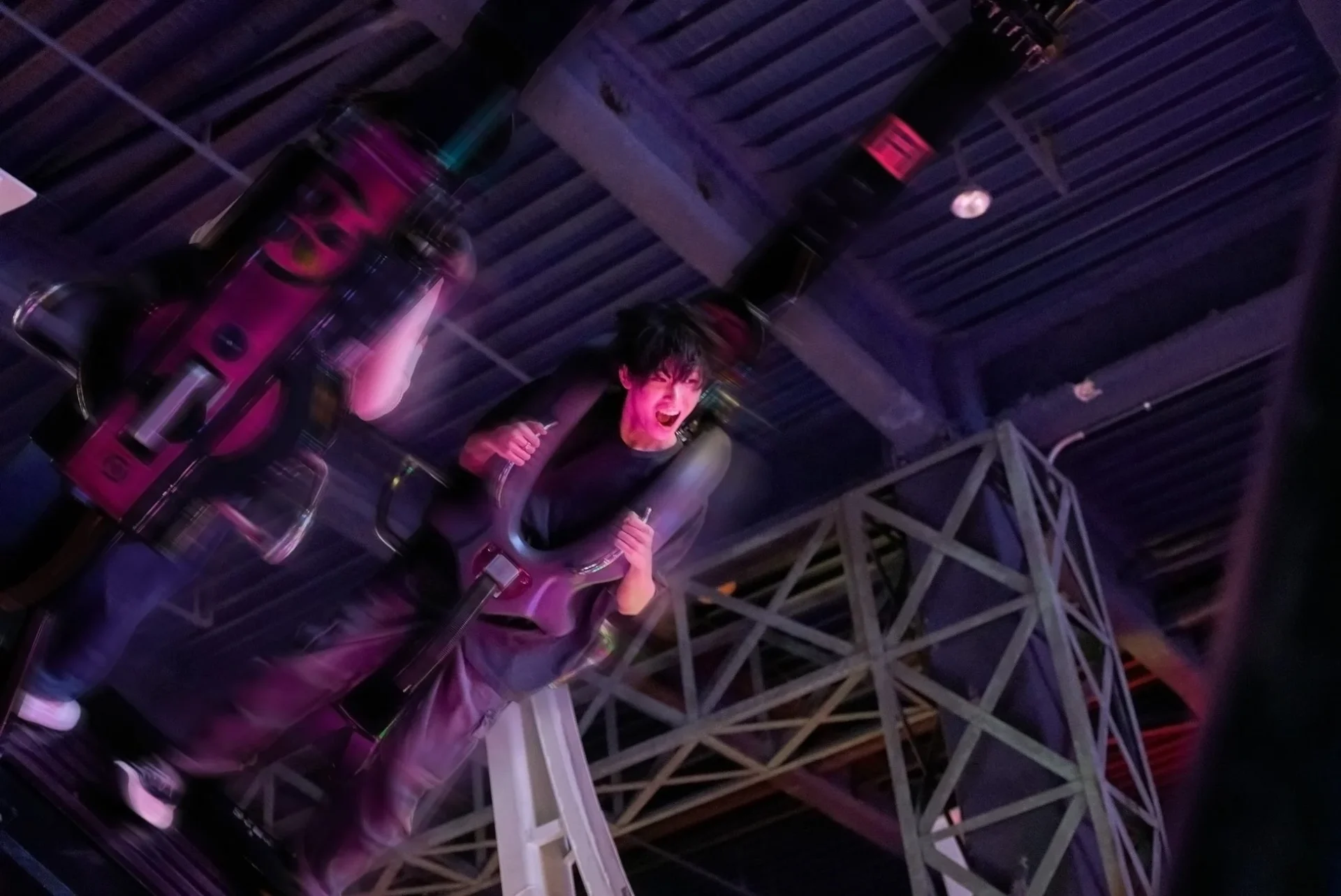 人気アトラクション「ハーフパイプ トーキョー」で楽しむ人々の様子