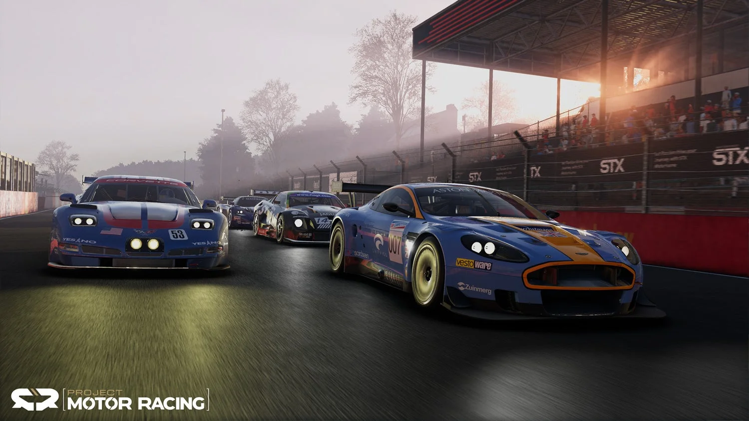 夕暮れのサーキットでスタートを待つ複数のレーシングカー。