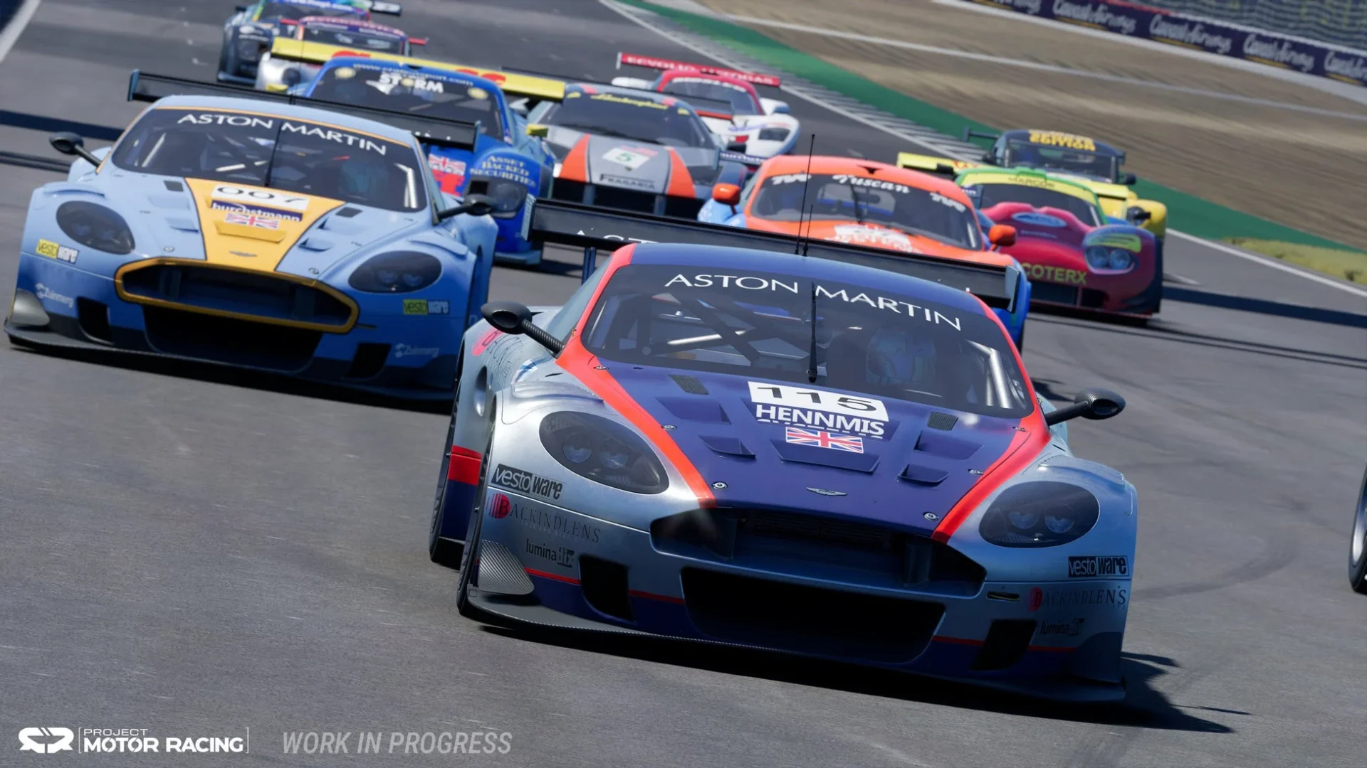 サーキットで激しいレースを繰り広げるアストンマーティンなどのレーシングカー。