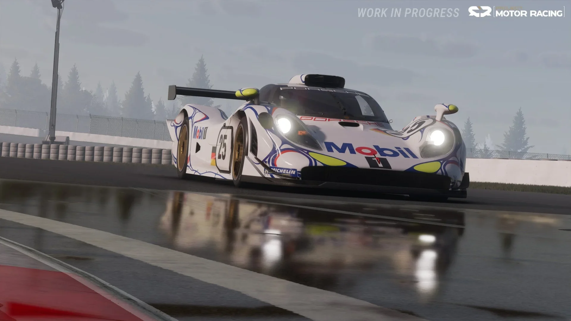 路面が濡れたサーキットを走行する白いポルシェ風レーシングカー。