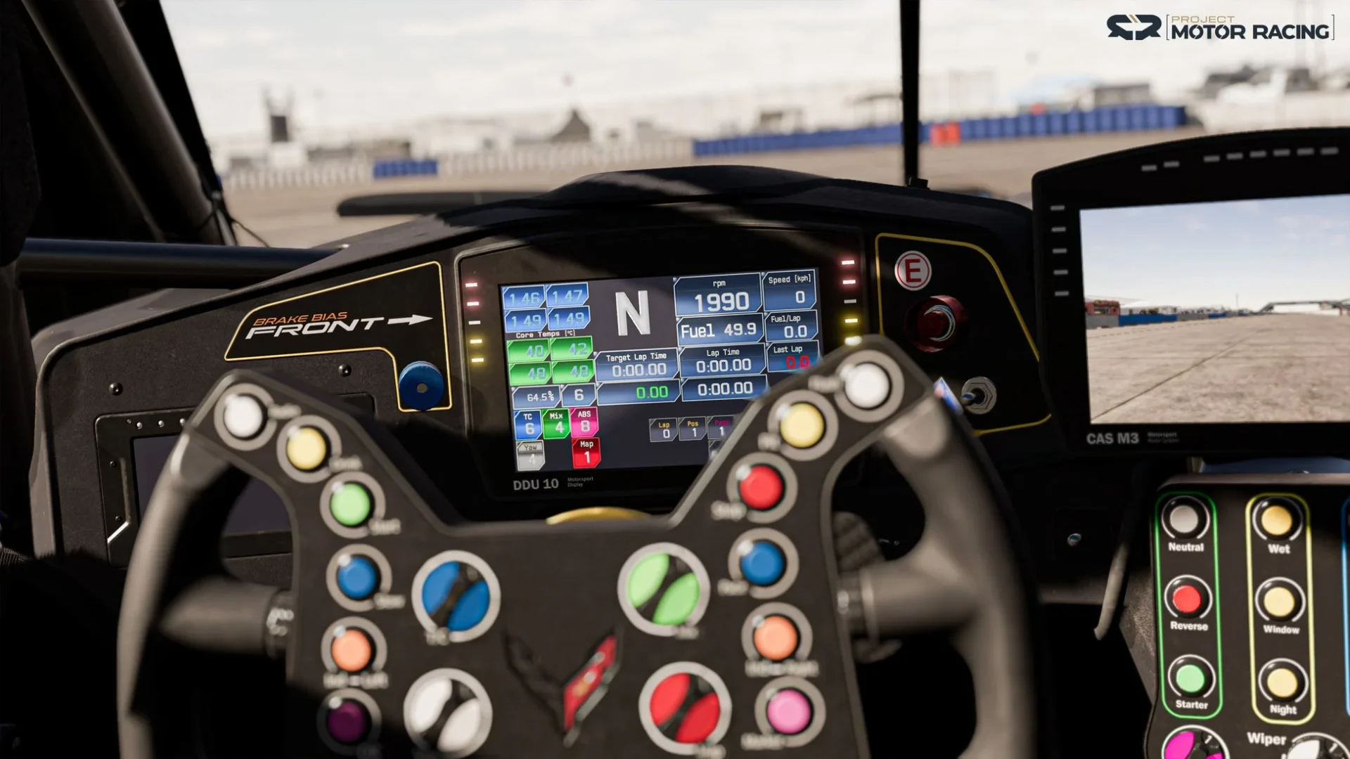 レーシングカーのコックピット視点、ステアリングと詳細な計器表示。