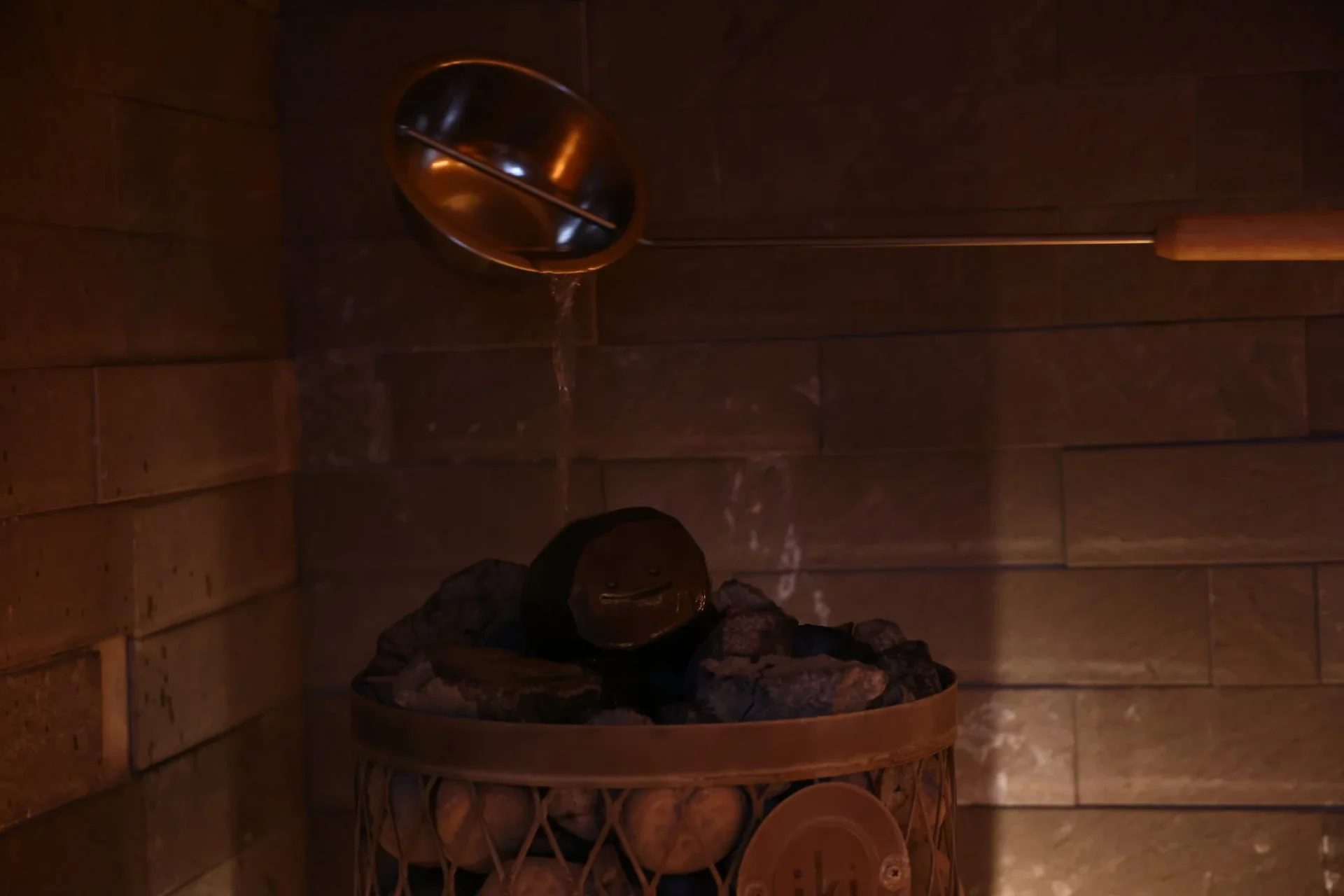 メタモン型のサウナストーンにロウリュする様子