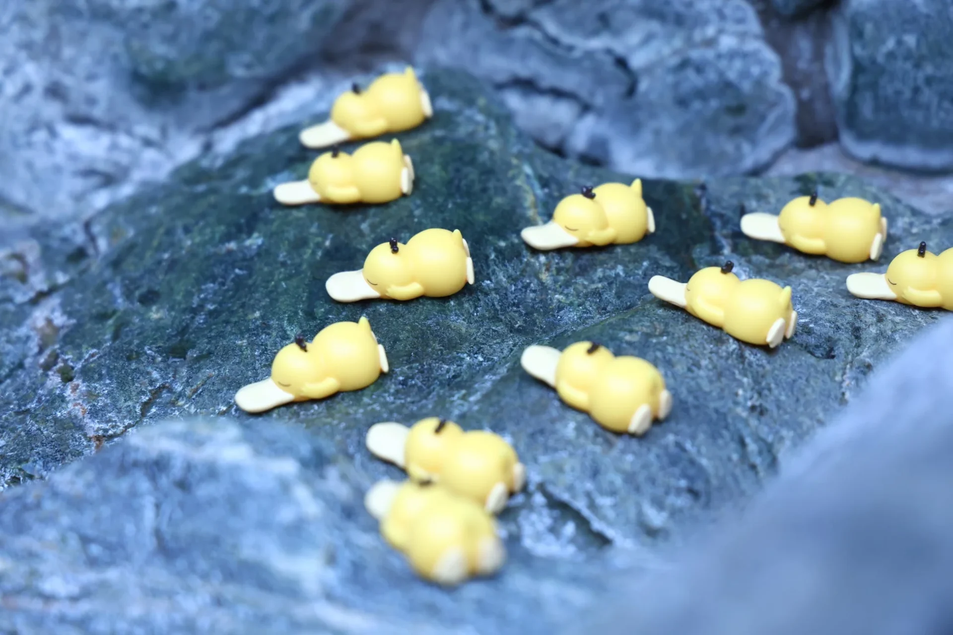 水風呂の縁に並べられたコダック型ソフビ