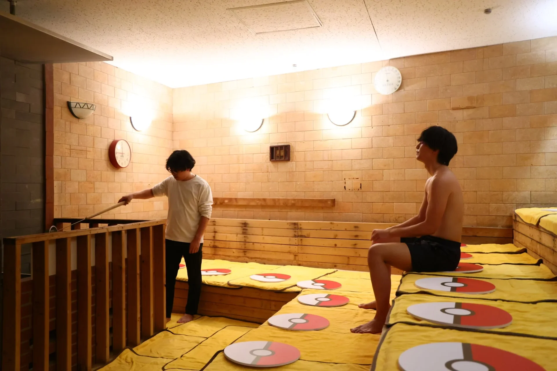 モンスターボール柄のサウナマットが敷かれたサウナ室
