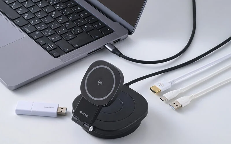 ノートPCと接続されたQi2対応4in1ドッキングステーション