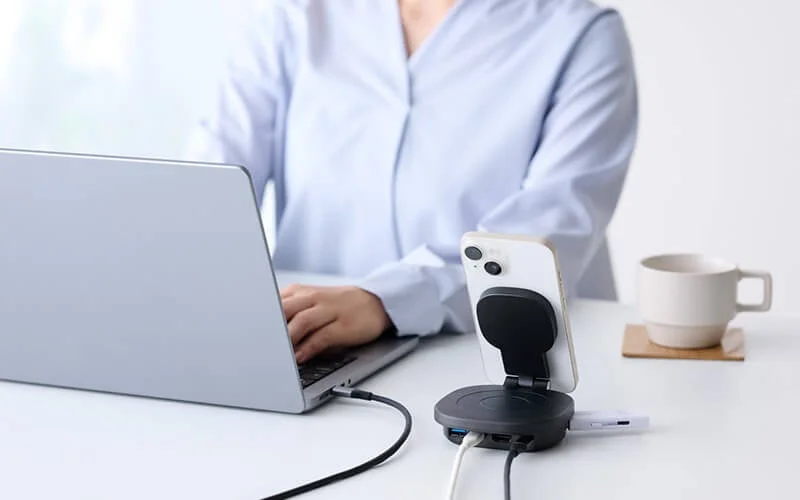 PC作業中にスマートフォンをワイヤレス充電する使用イメージ