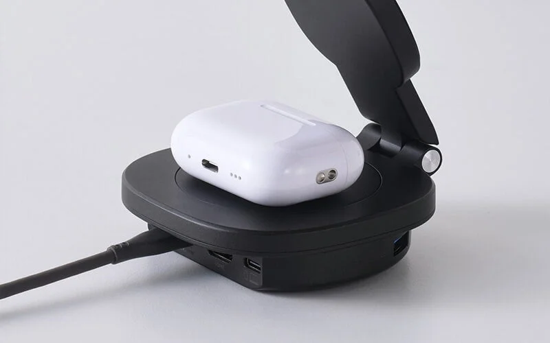 Qi対応ドッキングステーションの台座でAirPodsをワイヤレス充電