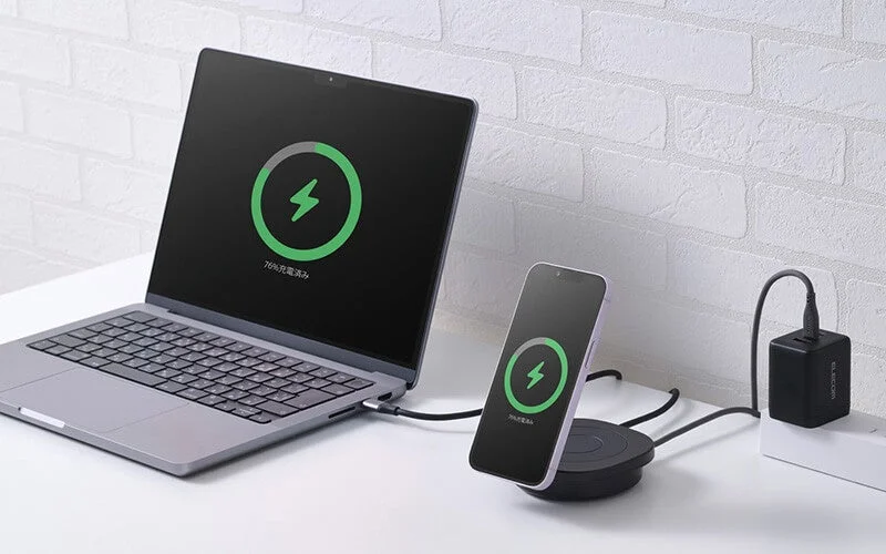 ノートPCとスマートフォンを同時に充電するドッキングステーション