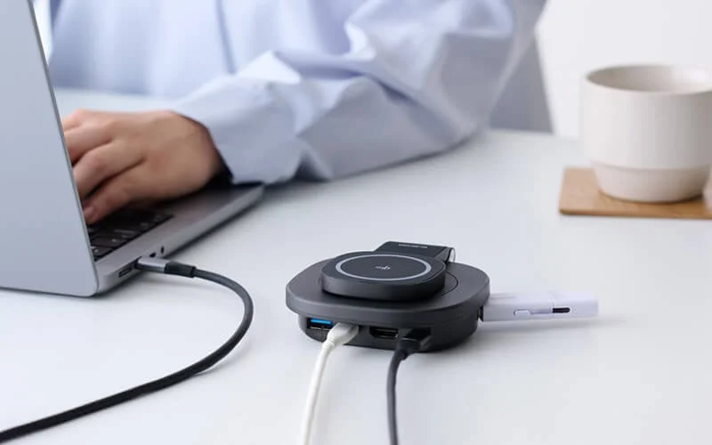 USB 5Gbps対応ポートにUSB機器を接続して使用する様子