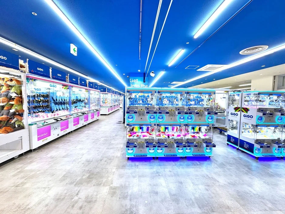 GiGO BLiX茅ヶ崎の最新型クレーンゲーム機が並ぶフロア